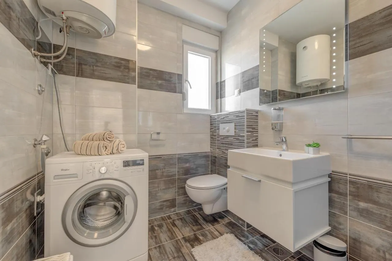 Ive Apartment Trogir 0*,